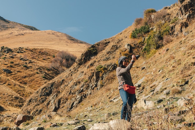 Alpinista de turista mulher viajar através de trilhas de montanhas.