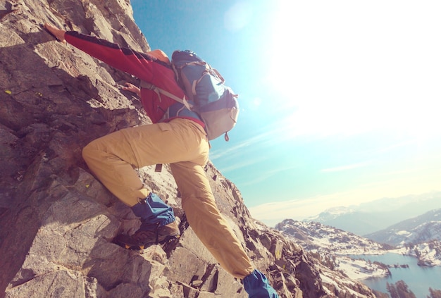 Foto alpinista escalando por terreno rochoso