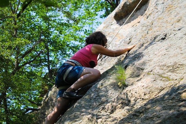 Alpinista escalando uma rocha