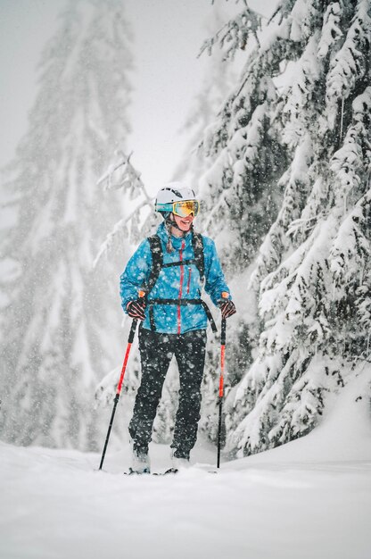 Foto alpinista esquí de travesía caminando dos alpinistas de esquí en las montañas esquí de travesía en paisaje alpino con árboles nevados aventura deporte de invierno