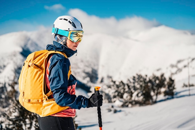 Alpinista esquí de travesía caminar esquí mujer alpinista en las montañas Esquí de travesía en paisaje alpino con árboles nevados Aventura deporte de invierno Esquí freeride