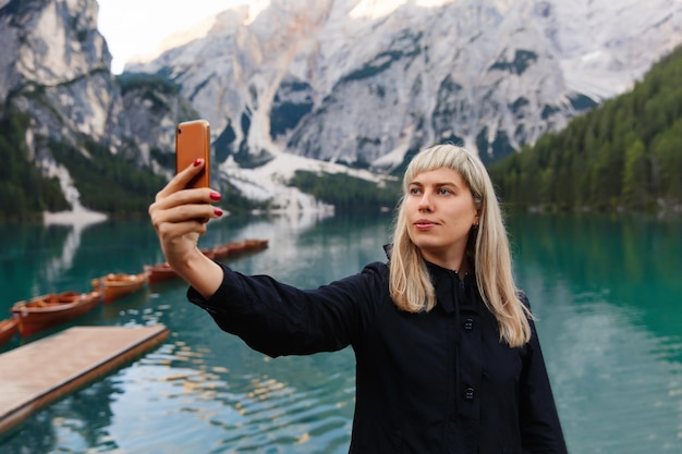 Alpinista faz selfie foto no smartphone na bela paisagem