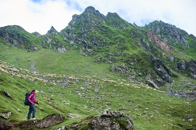 Alpinista feminina nas montanhas da Romênia