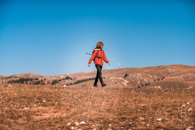 A un alpinista le gusta caminar y explorar las zonas montañosas