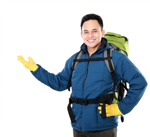 Alpinista masculina com mochila apresentando