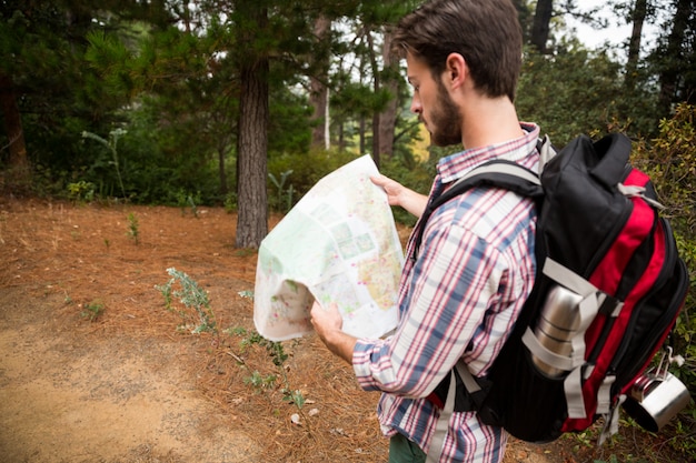 Alpinista masculina, olhando para o mapa