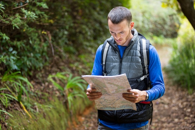 Alpinista masculina, olhando para o mapa