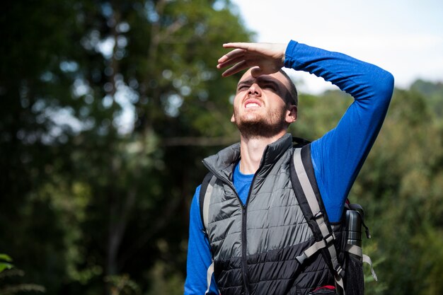 Alpinista masculina, protegendo os olhos