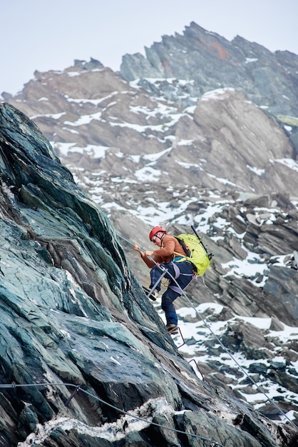 Alpinista masculino escalando montanha na áustria