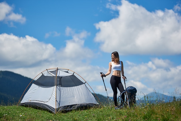 alpinista mulher com mochila