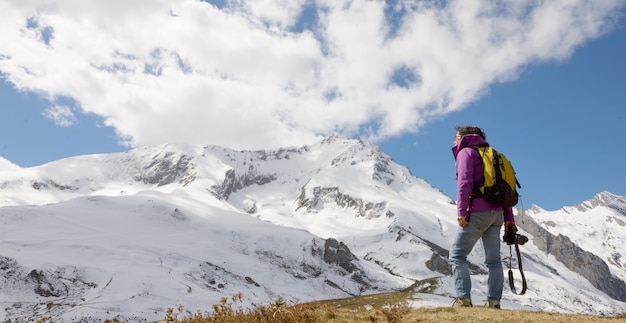 Alpinista nas montanhas dos Pirinéus na primavera com neve