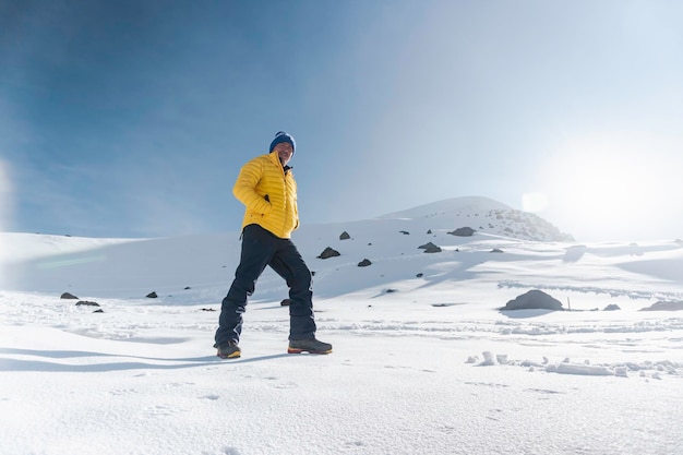 Alpinista no inverno das montanhas