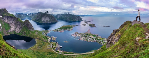 Alpinista no topo das ilhas do monte reinebringen lofoten noruega