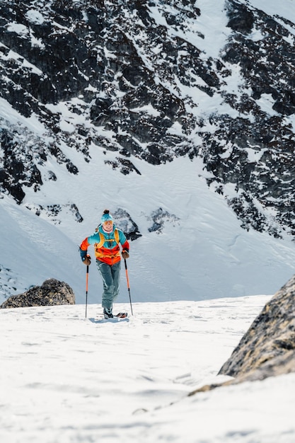 Alpinista sertão esqui andando alpinista nas montanhas Esqui de turismo na paisagem alpina com árvores nevadas Esporte de inverno de aventura