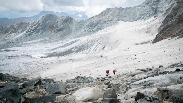 Alpinistas atravessando uma geleira no alto ambiente alpino alpes austríacos europa