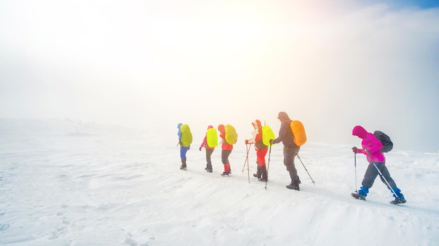 Alpinistas caminhar nas montanhas