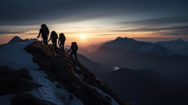 Alpinistas da equipe de montanhas na trilha de neve conquistaram a montanha no inverno Alpinista no topo de uma visão de inverno do sol de picos de montanhas cobertas de neve