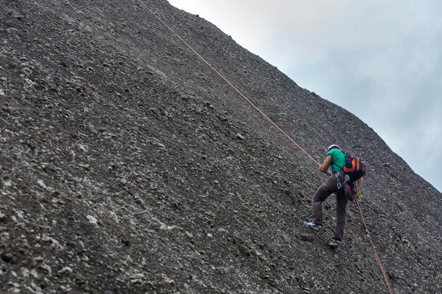 Alpinistas na enorme formação de pilares de rocha de Meteora Kalabaka Grécia