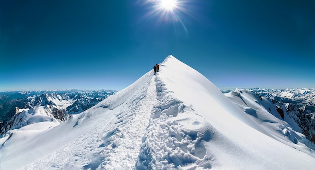 Alpinistas se aproximam do topo da montanha