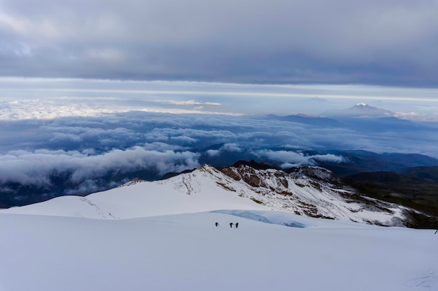 Alpinisten beim Klettern im Cayambe-Vulkan