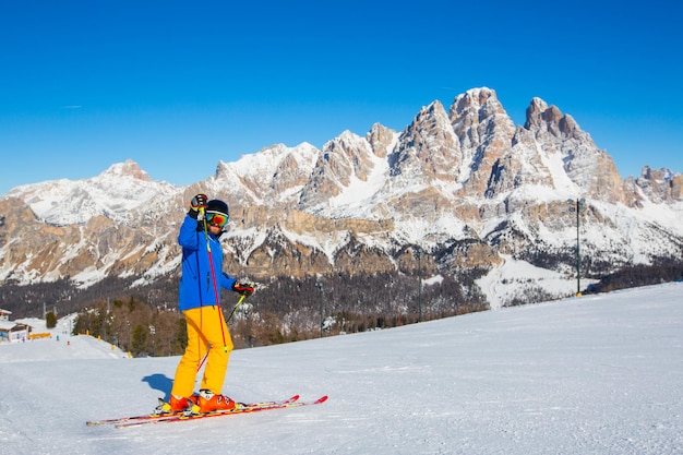 Alpinskifahrer auf der Piste in Cortina