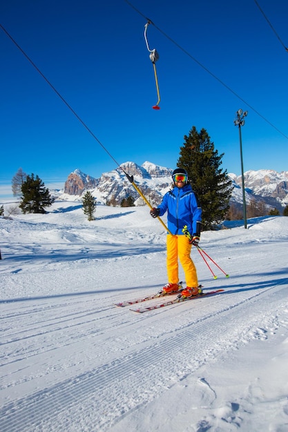 Alpinskifahrer mit Schlepplift