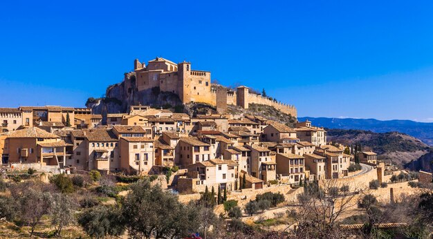 Alquezar - schönes mittelalterliches Dorf in den Bergen von Aragon. Spanien