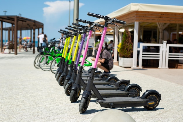 Alquiler de bicicletas y scooters eléctricos El concepto de tecnología y transporte urbano moderno