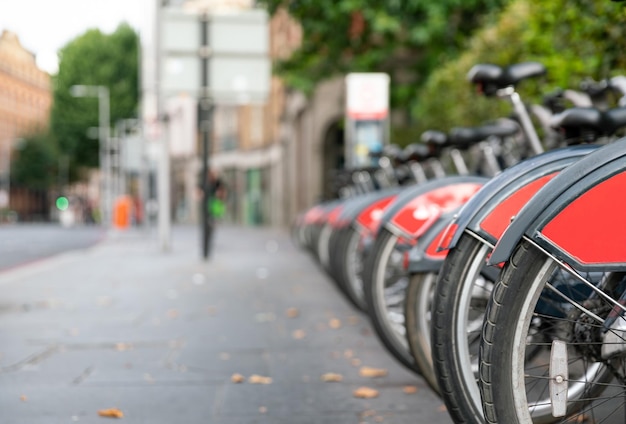 Alquiler de bicicletas de transporte urbano en bicicleta en el centro de la ciudad de Londres a lo largo del río Támesis Reino Unido