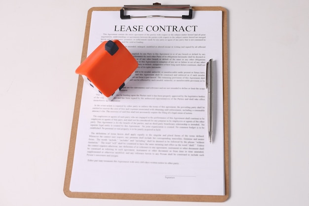 Alquiler de casa y casa de juguete en la mesa conclusión del concepto de contratos de arrendamiento