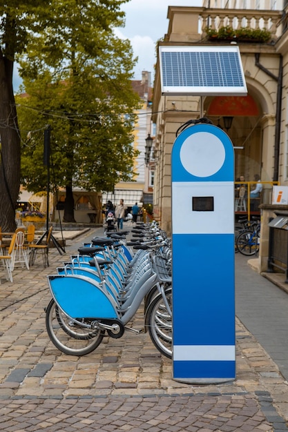 Alquiler de parque de bicicletas en el centro de la ciudad transporte moderno
