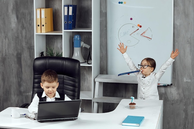 Als Büroangestellte verkleidete Kinder feiern das siebte Firmenjubiläum