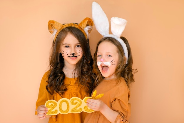 Als Tigermädchen verkleidetes Kind in Gestalt von Kaninchensymbolen des ausgehenden und des neuen Jahres