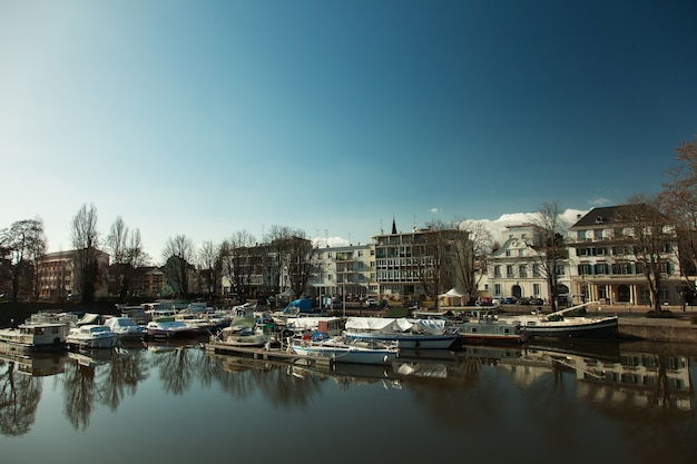 Alsacia, Mulhouse, canal con barcos, paisaje urbano