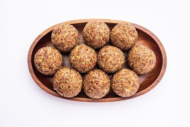 Alsi pinni laddu o laddo de semilla de lino o saludable jawas ladoo son deliciosas bolas de energía dulce indias