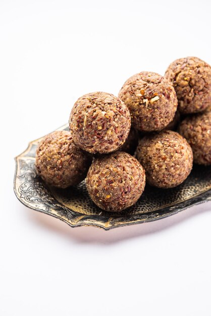 Foto alsi pinni laddu o laddo de semilla de lino o saludable jawas ladoo son deliciosas bolas de energía dulce indias