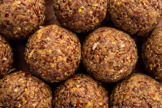 Foto alsi pinni laddu o laddo de semilla de lino o saludable jawas ladoo son deliciosas bolas de energía dulce indias