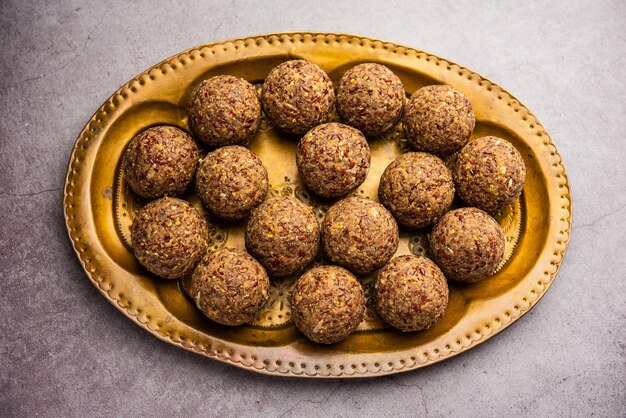 Foto alsi pinni laddu o laddo de semilla de lino o saludable jawas ladoo son deliciosas bolas de energía dulce indias