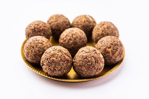 Alsi pinni laddu oder Flachssamen laddo oder gesunde jawas ladoo sind köstliche indische süße Energiebälle