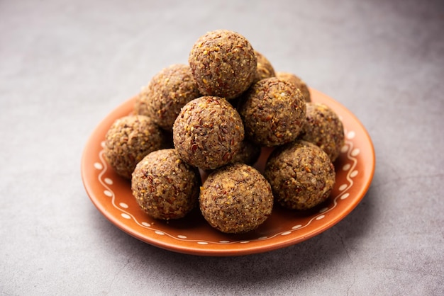 Alsi pinni laddu ou laddo de semente de linho ou jawas ladoo saudável são deliciosas bolas de energia doce indiana