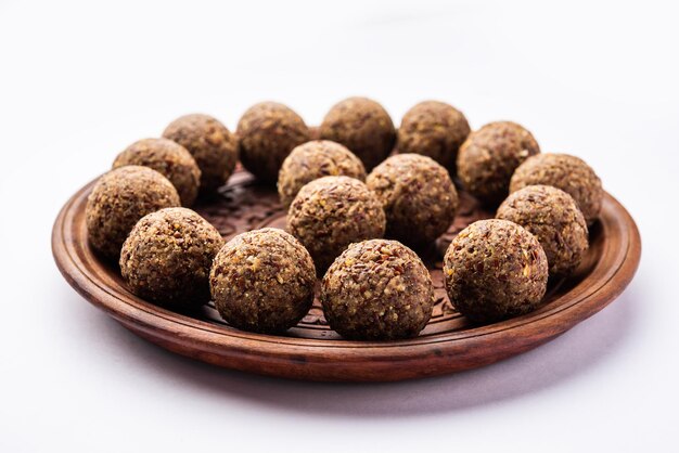 Alsi pinni laddu ou laddo de semente de linho ou jawas ladoo saudável são deliciosas bolas de energia doce indianas