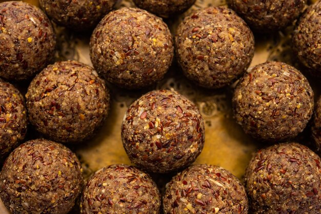 Foto alsi pinni laddu ou laddo de semente de linho ou jawas ladoo saudável são deliciosas bolas de energia doce indianas