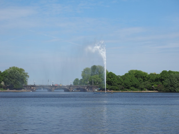 Alsterfontaene (fuente de Alster) en Binnenalster (lago interior de Alster) en Hamburgo