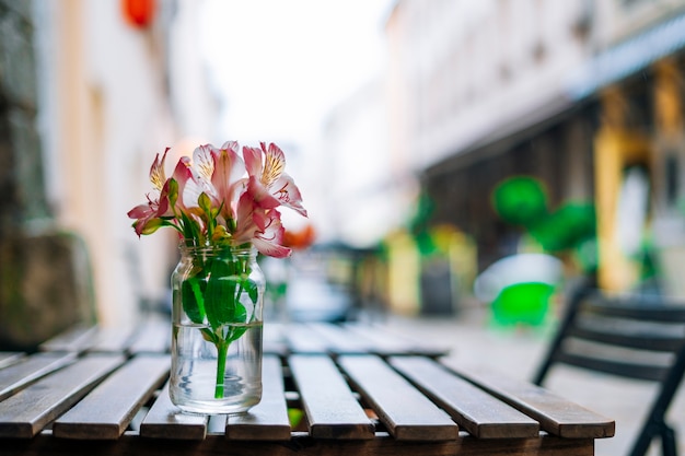 Alstroemeria blüht in der Vase auf Holztisch