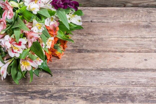 Alstroemeria Blumen auf rustikalem Holztisch