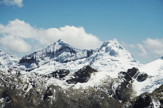 Foto alta bela montanha nas cordilheiras