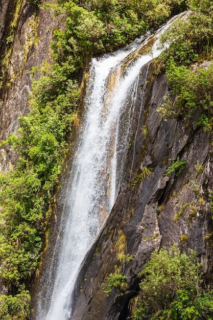 Alta cascada cerca del glaciar Franz Joseph Nueva Zelanda