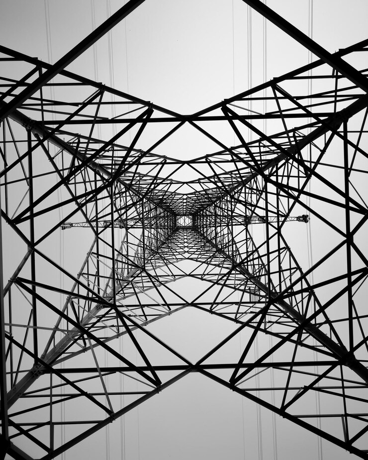 Foto alta central eléctrica desde abajo en blanco y negro