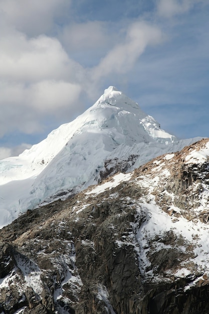 Alta cordilheira coberta de neve