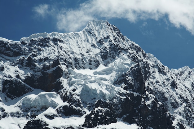 Alta cordilheira coberta de neve